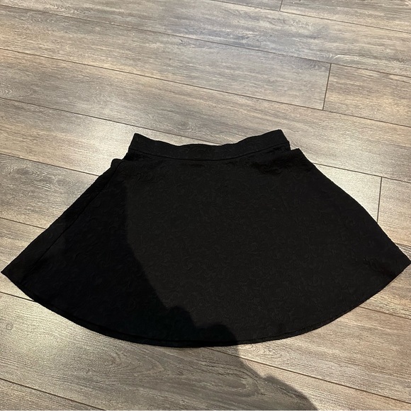 Dynamite flower pattern black flowy skirt - Picture 2 of 3